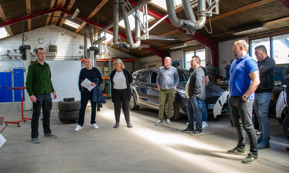 DAG-formand Søren Lundfold (tv) bød velkommen til sit Tørring Autolager til cheftaksator Jan Lykholt, adm. direktør Marianne Wier og 60 taksatorer fra Taksatorringen for en dag i den fælles forståelses tegn. DAG-formand Søren Lundfold (tv) bød velkommen til sit Tørring Autolager til cheftaksator Jan Lykholt, adm. direktør Marianne Wier og 60 taksatorer fra Taksatorringen for en dag i den fælles forståelses tegn.