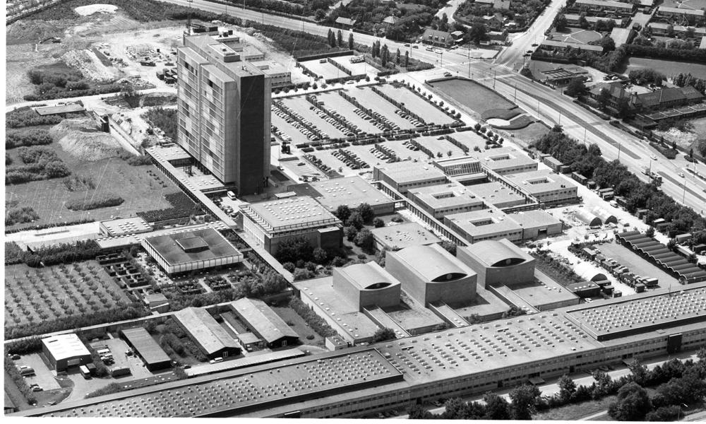 TV-Byen blev bygget i 1960'erne i Mørkhøj i Gladsaxe Kommune. Den blev tegnet af arkitekt Mogens Boertmann hos Vilhelm Lauritzens Tegnestue A/S, som vandt 1. præmie i en konkurrence i 1959. TV-Byen blev bygget i 1960'erne i Mørkhøj i Gladsaxe Kommune. Den blev tegnet af arkitekt Mogens Boertmann hos Vilhelm Lauritzens Tegnestue A/S, som vandt 1. præmie i en konkurrence i 1959.