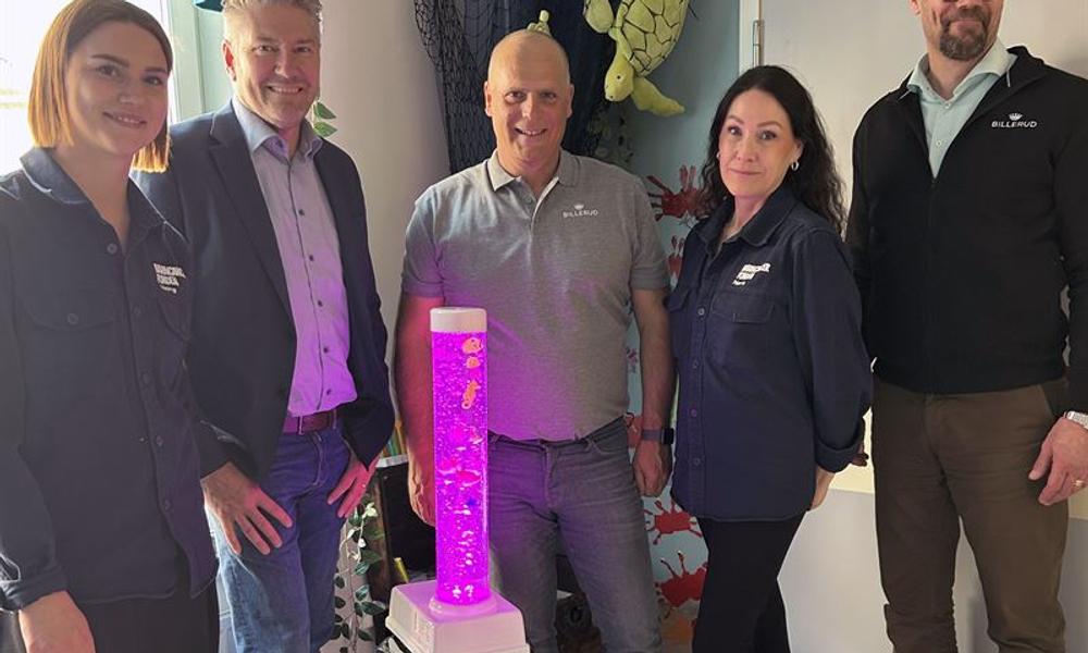 Överlämning av donation. Från vänster: Helena Grundström, Föreningsinformatör Barncancerfonden Norra Anders Lövgren, Sales Manager Aftermarket Region North Mats Johansson, senior underhållsingenjör på Billerud Karlsborg Lotta Ekholm, föreningskoordinator Barncancerfonden Norra Mikael Nordqvist, Mill Director Karlsborg & Pietarsaari. Överlämning av donation. Från vänster: Helena Grundström, Föreningsinformatör Barncancerfonden Norra Anders Lövgren, Sales Manager Aftermarket Region North Mats Johansson, senior underhållsingenjör på Billerud Karlsborg Lotta Ekholm, föreningskoordinator Barncancerfonden Norra Mikael Nordqvist, Mill Director Karlsborg & Pietarsaari.