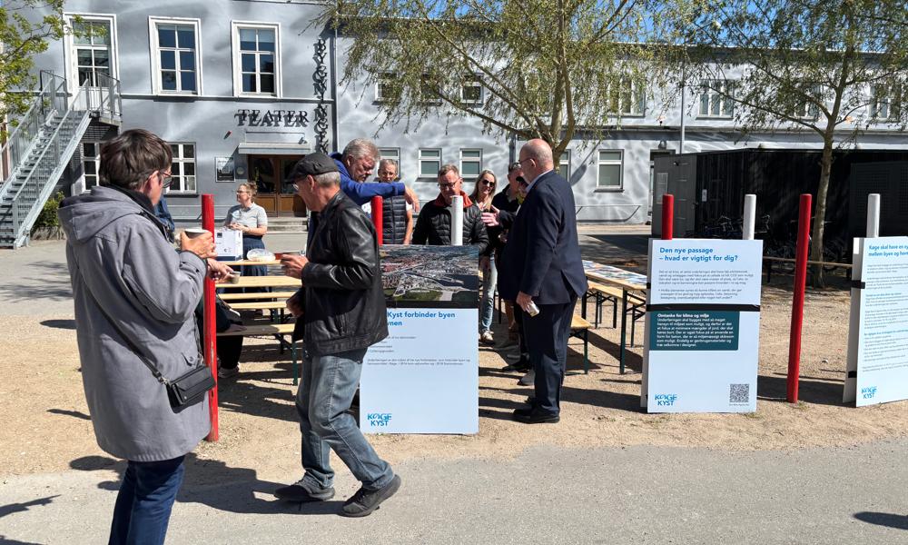 Køge Kyst i dialog med borgere på Kulturtorvet i Køge den 15. maj 2025. Input fra borgere og interessenter skal nu indgå i de to holds arbejde. Køge Kyst i dialog med borgere på Kulturtorvet i Køge den 15. maj 2025. Input fra borgere og interessenter skal nu indgå i de to holds arbejde.