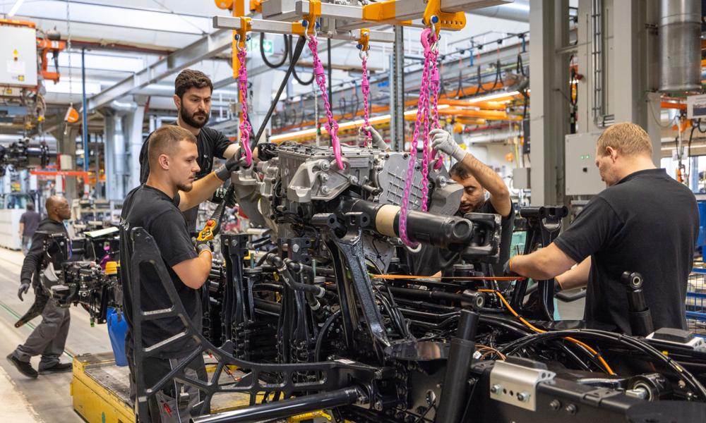 Den elektriske drivline monteres på en af de første serieproducerede ellastbiler på MAN-fabrikken i München. Den elektriske drivline monteres på en af de første serieproducerede ellastbiler på MAN-fabrikken i München.