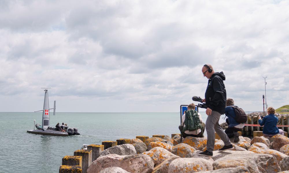 De ubemandede overfladefartøjer (USV) drives primært af diesel med vind- og solenergi som supplement. De ubemandede overfladefartøjer (USV) drives primært af diesel med vind- og solenergi som supplement.