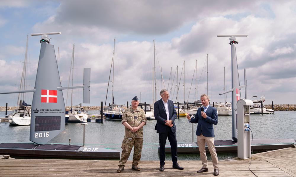 Generalløjtnant Kim Jesper Jørgensen, National Materieldirektør, Forsvarsministeriets Materiel- og Indkøbsstyrelse (FMI), Jacob Bratting. Managing Director, hos Eifo, som har investeret i Saildrone samt og Richard Jenkins, der er grundlægger & CEO i Saildrone. Generalløjtnant Kim Jesper Jørgensen, National Materieldirektør, Forsvarsministeriets Materiel- og Indkøbsstyrelse (FMI), Jacob Bratting. Managing Director, hos Eifo, som har investeret i Saildrone samt og Richard Jenkins, der er grundlægger & CEO i Saildrone.