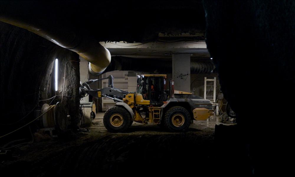 Midt i Münchens historiske centrum arbejder Volvo L120 Electric under jorden på en ny S-Bahn-station. Den elektriske læsser er valgt, fordi diesel udgør en brandrisiko i det tryksatte tunnelmiljø. Midt i Münchens historiske centrum arbejder Volvo L120 Electric under jorden på en ny S-Bahn-station. Den elektriske læsser er valgt, fordi diesel udgør en brandrisiko i det tryksatte tunnelmiljø.