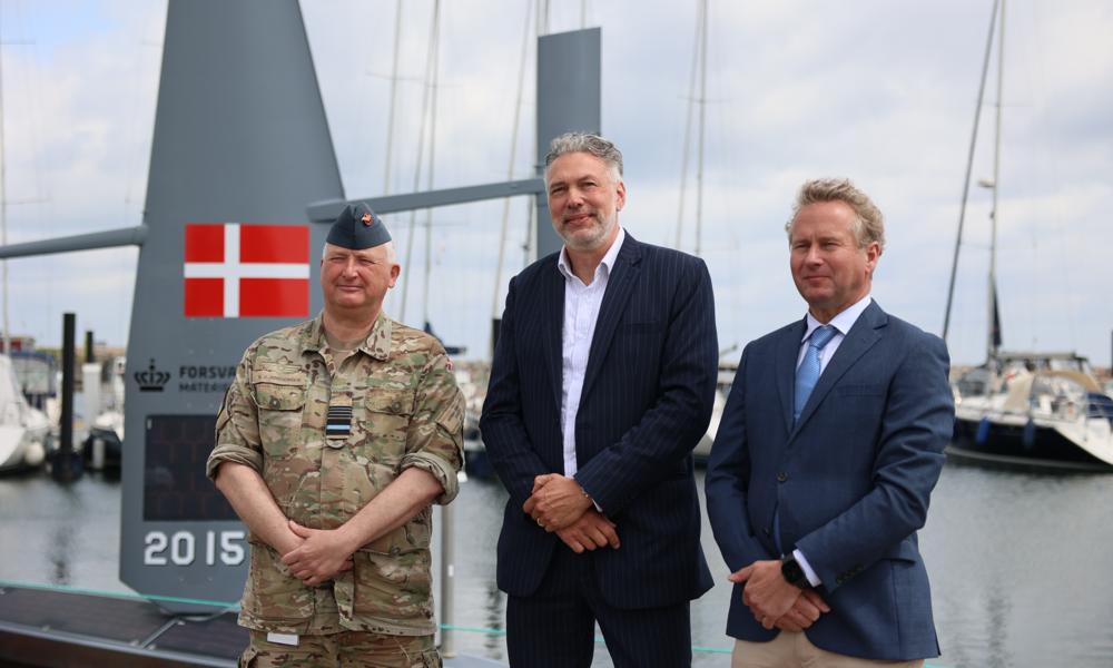 Generalløjtnant Kim Jesper Jørgensen, National Materieldirektør, Forsvarsministeriets Materiel- og Indkøbsstyrelse (FMI), Jacob Bratting. Managing Director, hos Eifo, som har investeret i Saildrone samt og Richard Jenkins, der er grundlægger & CEO i Saildrone. Generalløjtnant Kim Jesper Jørgensen, National Materieldirektør, Forsvarsministeriets Materiel- og Indkøbsstyrelse (FMI), Jacob Bratting. Managing Director, hos Eifo, som har investeret i Saildrone samt og Richard Jenkins, der er grundlægger & CEO i Saildrone.