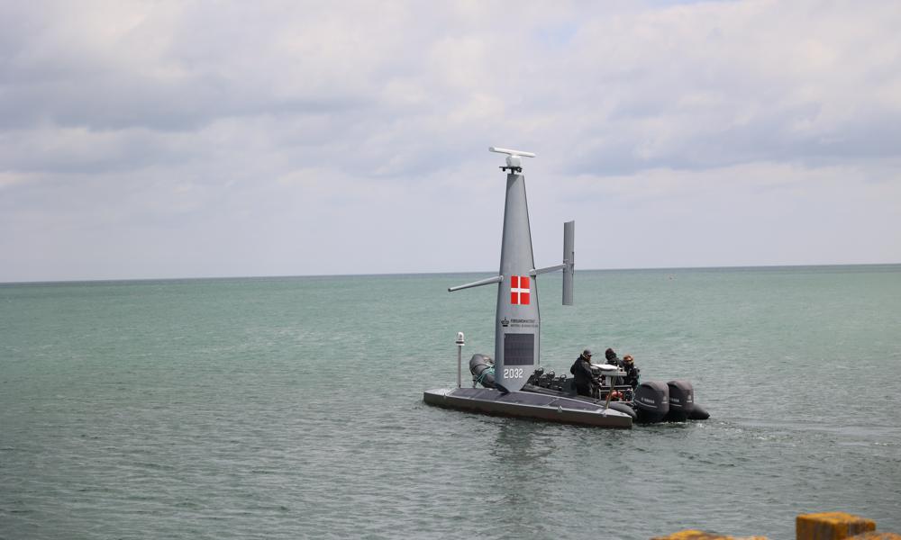 Forsvaret indsatte to sejlede droner fra Korsør Havn den 16. juni 2025. De ubemandede fartøjer skal bruges til overvågning af svært fremkommelige områder i Østersøen. Forsvaret indsatte to sejlede droner fra Korsør Havn den 16. juni 2025. De ubemandede fartøjer skal bruges til overvågning af svært fremkommelige områder i Østersøen.