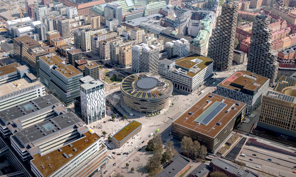 Fastigheten kommer att ligga i direkt anslutning till den nya tunnelbanestationen i Hagastaden. Fastigheten kommer att ligga i direkt anslutning till den nya tunnelbanestationen i Hagastaden.