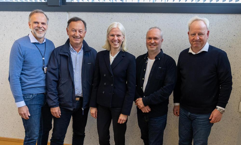 Samarbeid 2: Fra venstre: Styreleder i Ulstein Group Tore Ulstein, daglig leder Jarle Gunnarstein i Larsnes Mek. Verkstad, konsernsjef Gunvor Ulstein i Ulstein Group, Glen Bradley (representant for RoFisk AS som er hovedaksjonær i Larsnes Mek Verksted AS), og administrerende direktør Lars Lühr Olsen i Ulstein Verft. Samarbeid 2: Fra venstre: Styreleder i Ulstein Group Tore Ulstein, daglig leder Jarle Gunnarstein i Larsnes Mek. Verkstad, konsernsjef Gunvor Ulstein i Ulstein Group, Glen Bradley (representant for RoFisk AS som er hovedaksjonær i Larsnes Mek Verksted AS), og administrerende direktør Lars Lühr Olsen i Ulstein Verft.