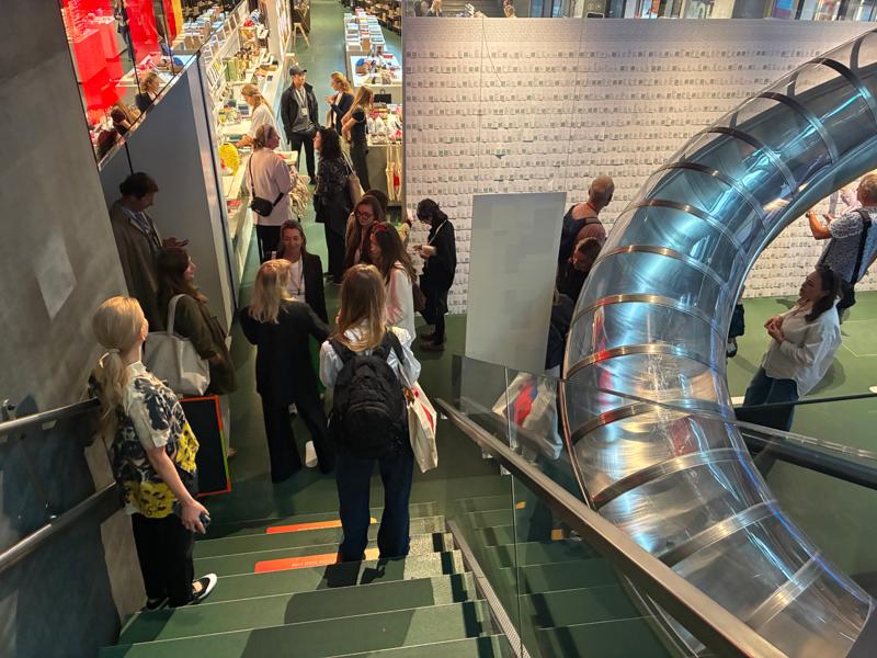 Trapperummet i Blox, hvor DAC-udstillingen Meet Me Here, tirsdag 17. juni 2025. Også uden for på forpladsen ved Blox blev 3 Days of Design-eventet markeret. Trapperummet i Blox, hvor DAC-udstillingen Meet Me Here, tirsdag 17. juni 2025. Også uden for på forpladsen ved Blox blev 3 Days of Design-eventet markeret.
