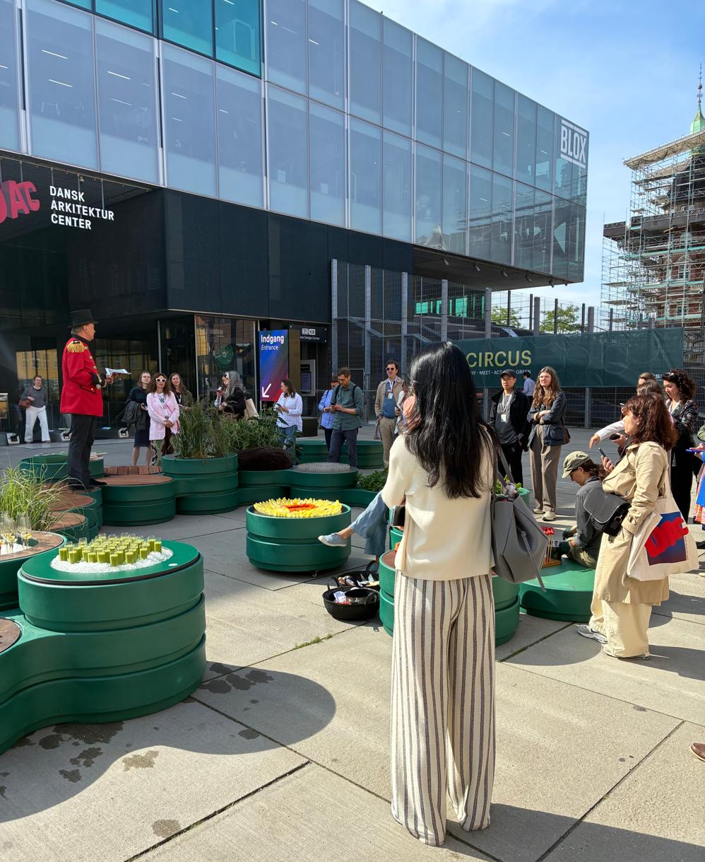 Fra åbningen af DAC-udstillingen Meet Me Here, tirsdag 17. juni 2025. Også uden for på forpladsen ved Blox blev 3 Days of Design-eventet markeret. Fra åbningen af DAC-udstillingen Meet Me Here, tirsdag 17. juni 2025. Også uden for på forpladsen ved Blox blev 3 Days of Design-eventet markeret.