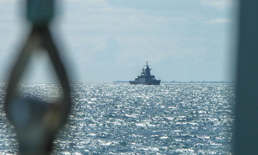 Da et russisk krigsskab i maj skulle passere dansk farvand, var frivillige fra Marinehjemmeværnet endnu engang klar til at smide fortøjningerne og stævne ud. Da et russisk krigsskab i maj skulle passere dansk farvand, var frivillige fra Marinehjemmeværnet endnu engang klar til at smide fortøjningerne og stævne ud.