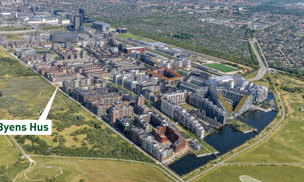 Foreningshuset Byens Hus skal opføres på Asger Jorns Allé ud mod Fælledpromenaden på kanten af Kalvebod Fælled. Huset skal være et samlingspunkt for de cirka 14.000 beboere i Ørestad Syd. Foreningshuset Byens Hus skal opføres på Asger Jorns Allé ud mod Fælledpromenaden på kanten af Kalvebod Fælled. Huset skal være et samlingspunkt for de cirka 14.000 beboere i Ørestad Syd.