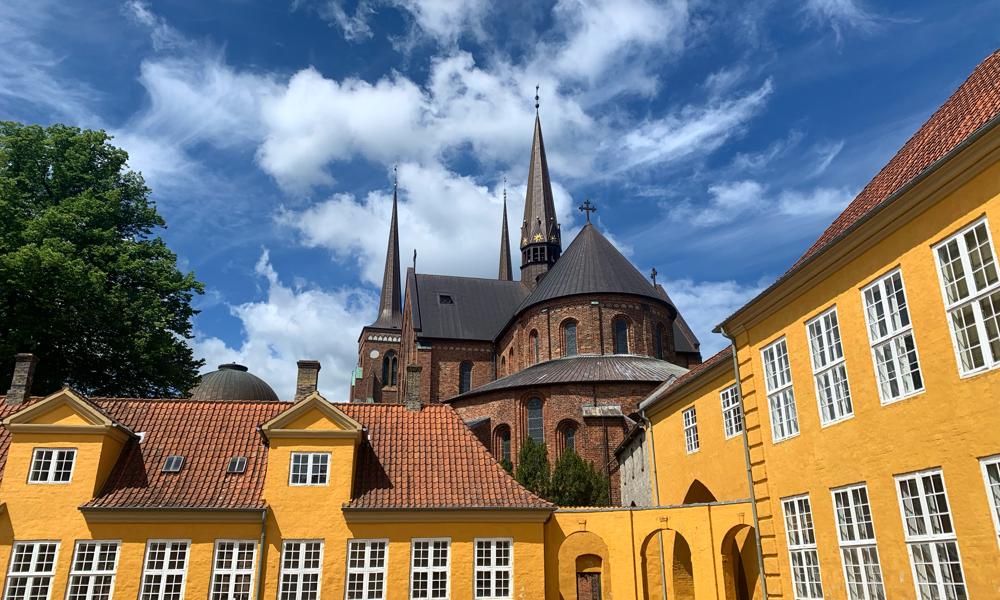 Det nye besøgscenter bliver placeret i dele af det Kongelige Palæ lige ved siden af den kongelige gravkirke, Roskilde Domkirke, der også er UNESCO verdensarv. Det nye besøgscenter bliver placeret i dele af det Kongelige Palæ lige ved siden af den kongelige gravkirke, Roskilde Domkirke, der også er UNESCO verdensarv.