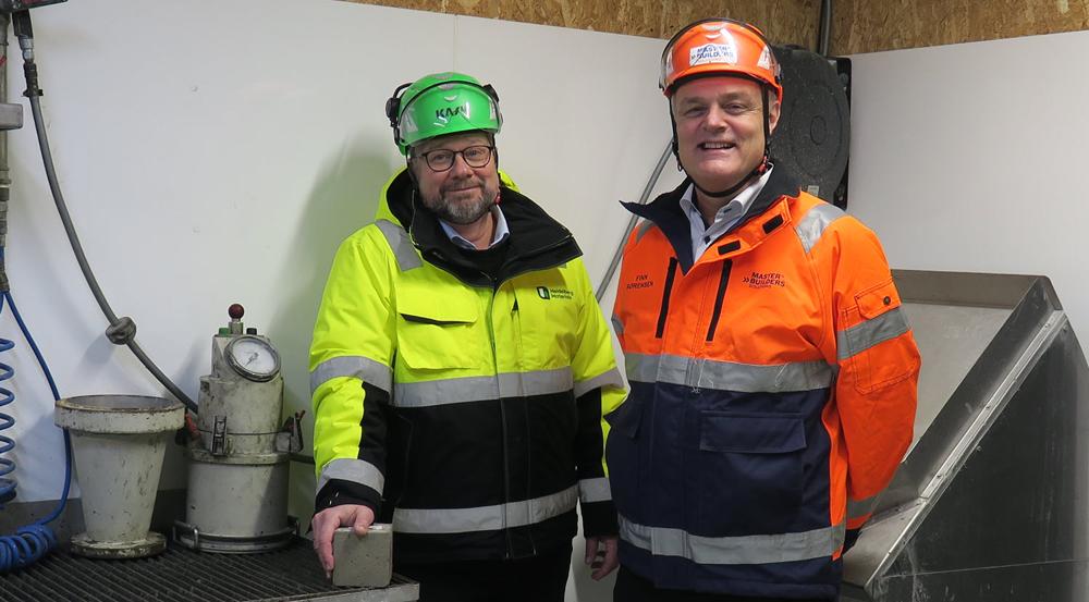 Herover: Jeppe Nielsen og Finn Møller Sørensen (t.h.) studerer en prøve af Heidelberg Materials’ nye CO2-reducerede betoner. Herover: Jeppe Nielsen og Finn Møller Sørensen (t.h.) studerer en prøve af Heidelberg Materials’ nye CO2-reducerede betoner.