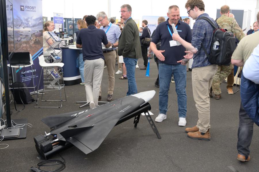Droneshowet bød på fremvisning af droner i mange forskellige udformninger. Droneshowet bød på fremvisning af droner i mange forskellige udformninger.