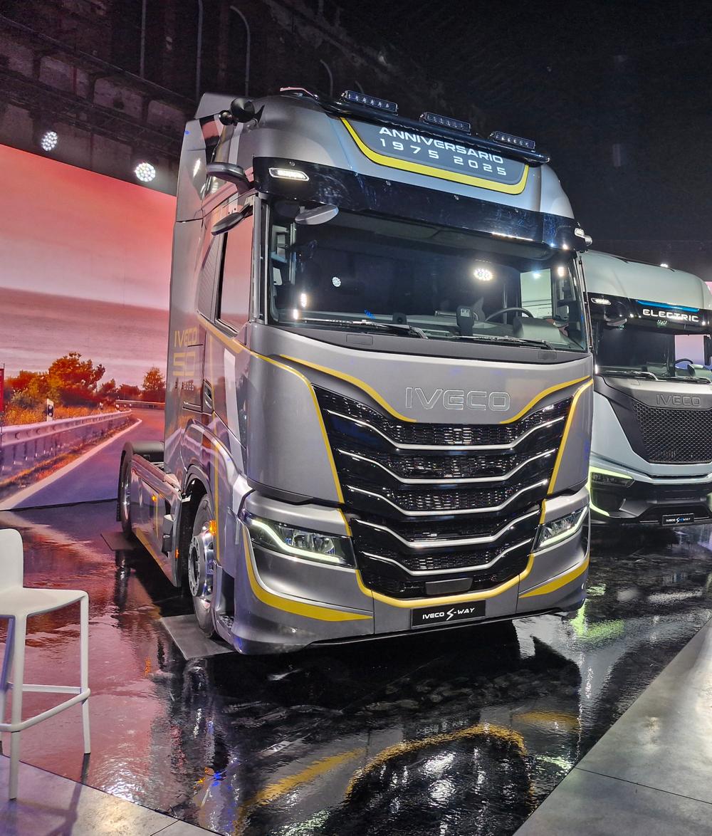 Iveco S-Way i jubilæumsudgave og Iveco S-eWay Artic (bagest). Iveco S-Way i jubilæumsudgave og Iveco S-eWay Artic (bagest).