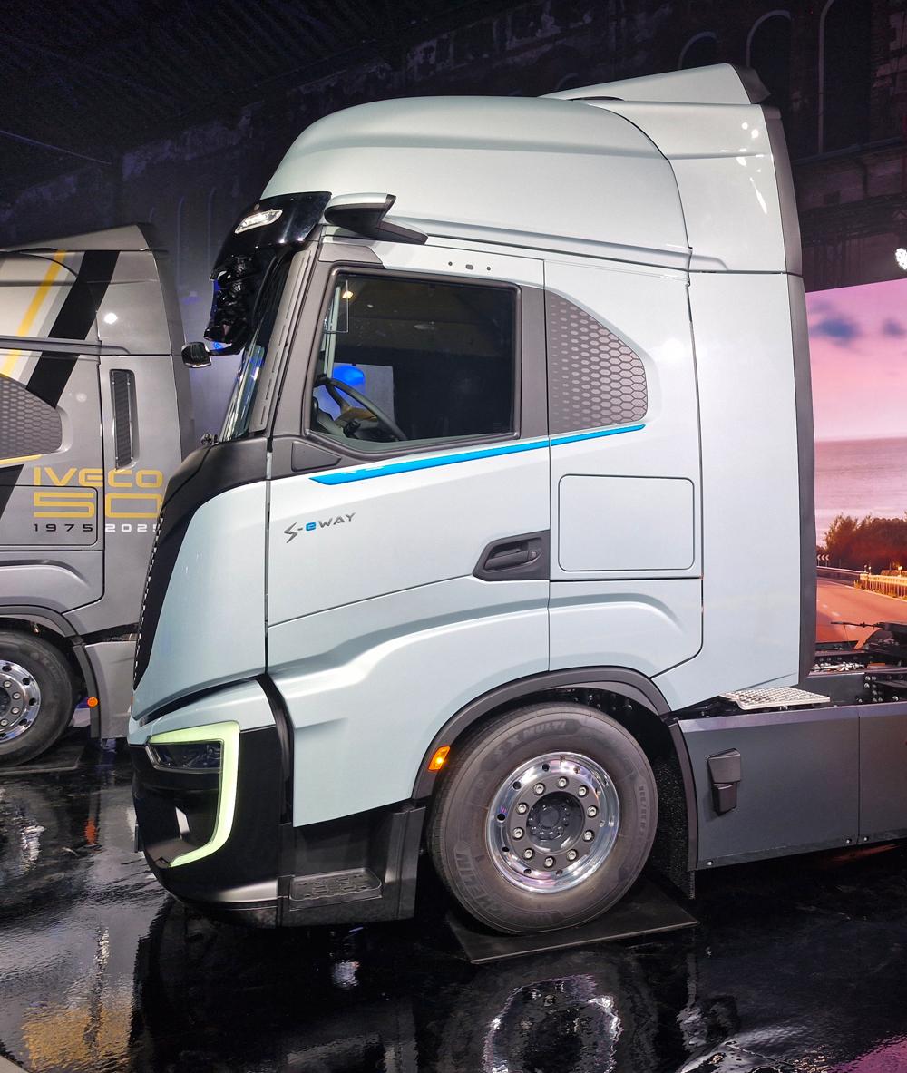 26 cm rager 'Aero Cab'-fronten på den nye Iveco S-eWay Artic. 26 cm rager 'Aero Cab'-fronten på den nye Iveco S-eWay Artic.