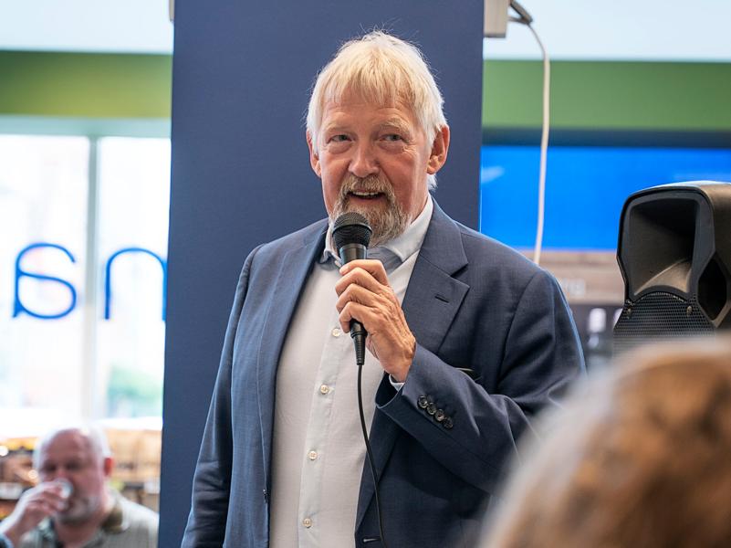 Alfred Josefsen holder tale inden åbning af Almas anden butik. Alfred Josefsen holder tale inden åbning af Almas anden butik.