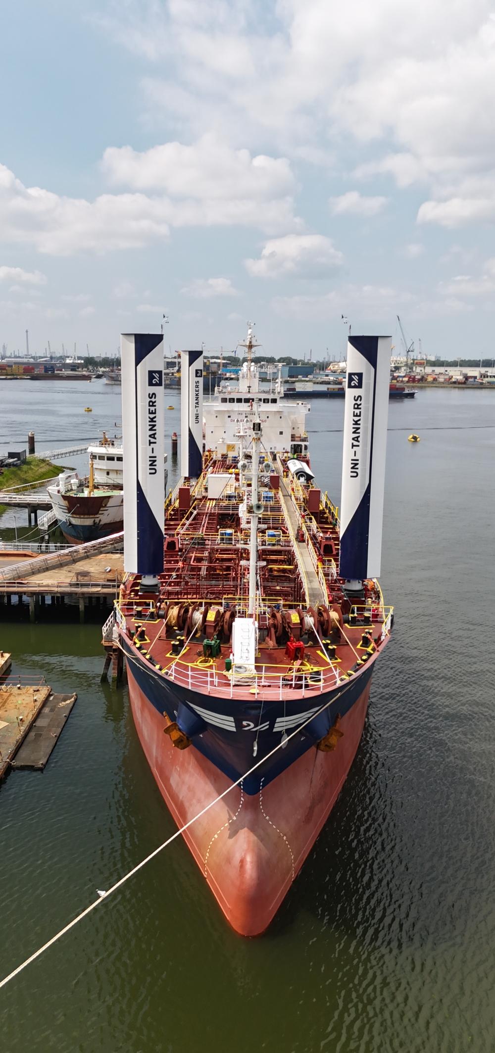 Skibet M/T Jutlandia Swan fra Uni-Tankers er udstyret med fire såkalde VentoFoils – moderne, lodrette sejl – og vil fremover indsamle data under virkelige sejladsforhold. Skibet M/T Jutlandia Swan fra Uni-Tankers er udstyret med fire såkalde VentoFoils – moderne, lodrette sejl – og vil fremover indsamle data under virkelige sejladsforhold.