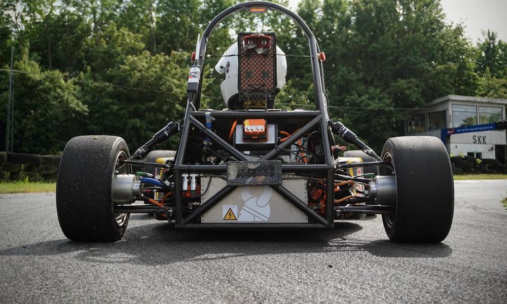 Elbil-teknik og teknologi for autonom kørsel bliver afprøvet af de unge studerende i Viking-racerteamet. Elbil-teknik og teknologi for autonom kørsel bliver afprøvet af de unge studerende i Viking-racerteamet.