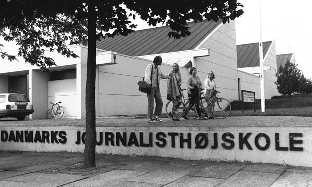 Den tidligere Journalisthøjskole i Aarhus fra 1972, kendt for sin brutalistiske arkitektur, omdannes nu til et moderne kulturhus med socialøkonomisk café, værksteder, koncert- og mødelokaler, samt plads til fællesspisninger, læsegrupper, og meget mere. Den tidligere Journalisthøjskole i Aarhus fra 1972, kendt for sin brutalistiske arkitektur, omdannes nu til et moderne kulturhus med socialøkonomisk café, værksteder, koncert- og mødelokaler, samt plads til fællesspisninger, læsegrupper, og meget mere.