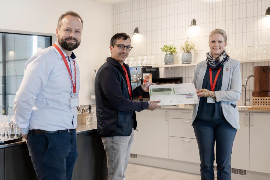 Trine Bindslev Tree, Senior Sustainability Consultant, Rambøll Byggeri, overrækker BREEAM Excellent-certifikatet til Saúl Díez Lozano, entrepriseleder med speciale i bæredygtighed, og Lynge Friis Jakobsen, projektleder, begge fra DS Flexhal. Trine Bindslev Tree, Senior Sustainability Consultant, Rambøll Byggeri, overrækker BREEAM Excellent-certifikatet til Saúl Díez Lozano, entrepriseleder med speciale i bæredygtighed, og Lynge Friis Jakobsen, projektleder, begge fra DS Flexhal.