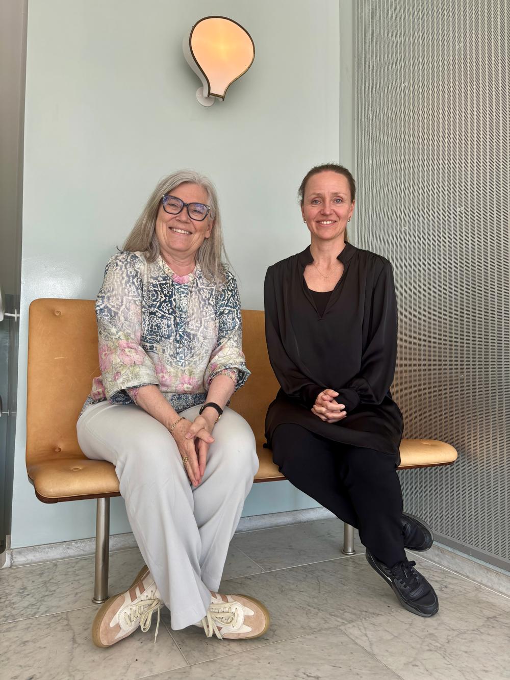 Birgitte Lundgren (t.v.) og Mette Simson Degn i en af Arne Jacobsens bænke, der er specialtegnet til hans rådhus i Holte. Huset skal bevares, men arealet optimeres. Birgitte Lundgren (t.v.) og Mette Simson Degn i en af Arne Jacobsens bænke, der er specialtegnet til hans rådhus i Holte. Huset skal bevares, men arealet optimeres.