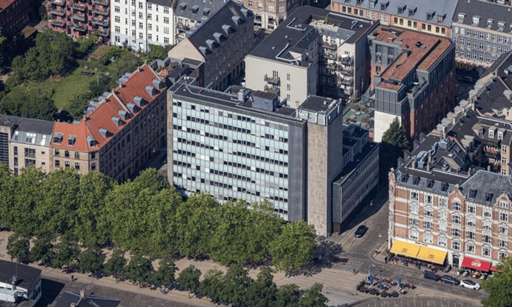 Ejendommen på Halmtorvet i København – kendt som den tidligere politigård og oprindeligt navngivet Borgenhus – har fået ny ejer i form af svenske Slättö. Ejendommen på Halmtorvet i København – kendt som den tidligere politigård og oprindeligt navngivet Borgenhus – har fået ny ejer i form af svenske Slättö.
