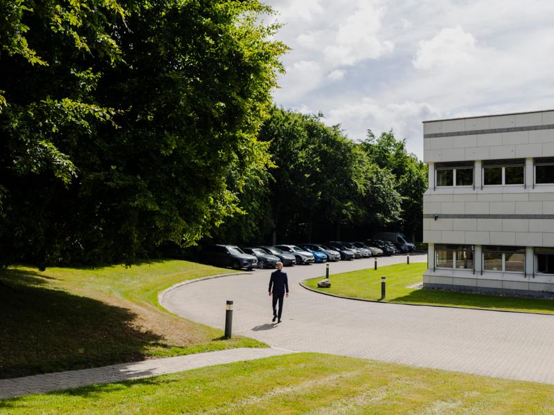 Koncerndirektør i Velux Anders Dam Vestergaard flexer mellem Velux-kontoret i Hørsholm og Nordamerika. Juni 2025. Koncerndirektør i Velux Anders Dam Vestergaard flexer mellem Velux-kontoret i Hørsholm og Nordamerika. Juni 2025.