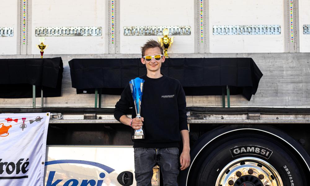 Robin Haugen med premien for beste lastebil på Gardermoen Trucking Festival. Robin Haugen med premien for beste lastebil på Gardermoen Trucking Festival.