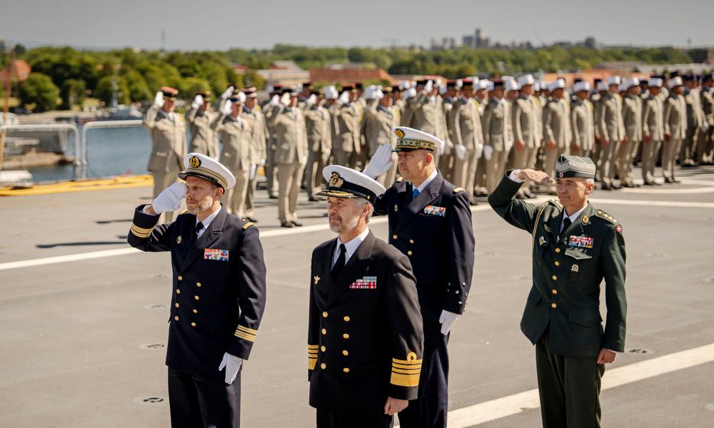 Kong Frederik i forgrunden og fremmedlegionærer i baggrunden om bord på 'PHA Mistral' i Københavns Havn mandag den 30. juni 2025. Kong Frederik i forgrunden og fremmedlegionærer i baggrunden om bord på 'PHA Mistral' i Københavns Havn mandag den 30. juni 2025.