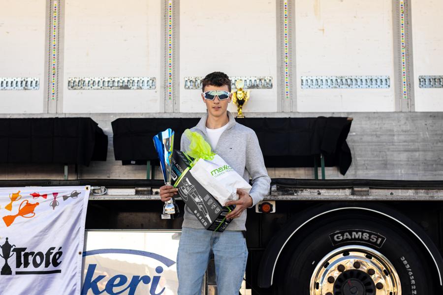 Gaute Doseth er 17 år og fikk entusiastprisen på Gardermoen Motor Festival for sin Scania 76 Super. Nå er han i gang med å totalrenovere bestefars gamle Scania 141. Gaute Doseth er 17 år og fikk entusiastprisen på Gardermoen Motor Festival for sin Scania 76 Super. Nå er han i gang med å totalrenovere bestefars gamle Scania 141.