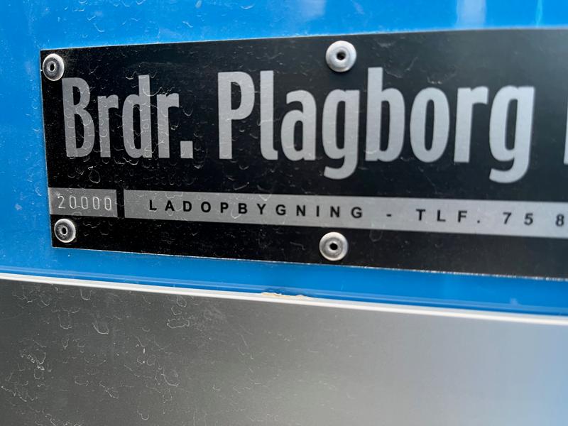 Ladnummerskiltet understreger, at fragtmandsopbygningen af den to-akslede Scania P-model er opbygning nummer 20.000 fra Brdr. Plagborg. Ladnummerskiltet understreger, at fragtmandsopbygningen af den to-akslede Scania P-model er opbygning nummer 20.000 fra Brdr. Plagborg.