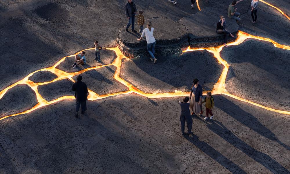 Jordens indre kraft buldrer frem i form af en gylden åre, der bryder overfladen ved Field's og Royal Arena. Jordens indre kraft buldrer frem i form af en gylden åre, der bryder overfladen ved Field's og Royal Arena.