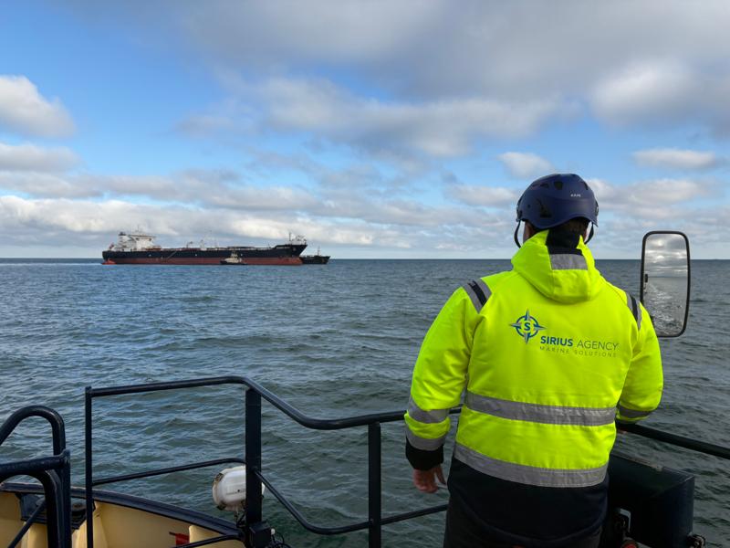 STS Skibsagent Kristoffer Larsen, Sirius Agency, på en ship-to-ship-operation med overførsel af råolie på sts-position ud for Frederikshavn STS Skibsagent Kristoffer Larsen, Sirius Agency, på en ship-to-ship-operation med overførsel af råolie på sts-position ud for Frederikshavn