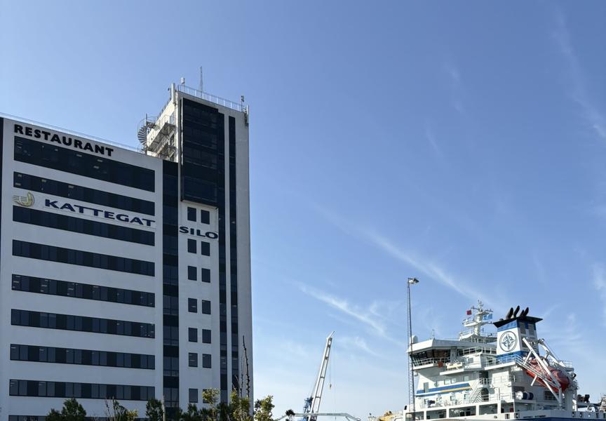 Med kontor i Kattegat Silo i Frederikshavn har teamet i Sirius Agency den helt rigtige udsigt over havneområdet. Udover at håndtere Sirius Shippings egen flåde, tilbyder agenturet service til alle opgaver for redere i alle danske havne. Med kontor i Kattegat Silo i Frederikshavn har teamet i Sirius Agency den helt rigtige udsigt over havneområdet. Udover at håndtere Sirius Shippings egen flåde, tilbyder agenturet service til alle opgaver for redere i alle danske havne.