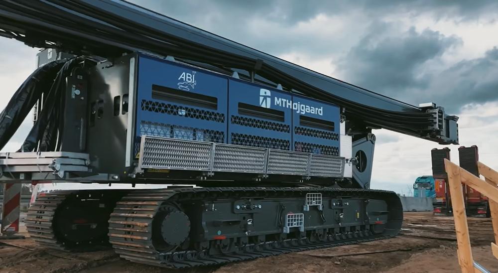Den nye spunsmaskine har en egenvægt på 93 ton. Den nye spunsmaskine har en egenvægt på 93 ton.