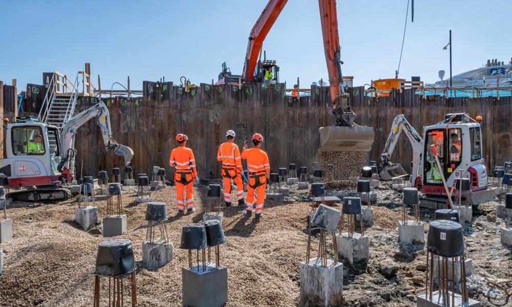 Arkil har indtil videre haft omkring 50 medarbejdere i sving på projektet. Her bliver der udlagt drænlag forud for støbning. Arkil har indtil videre haft omkring 50 medarbejdere i sving på projektet. Her bliver der udlagt drænlag forud for støbning.