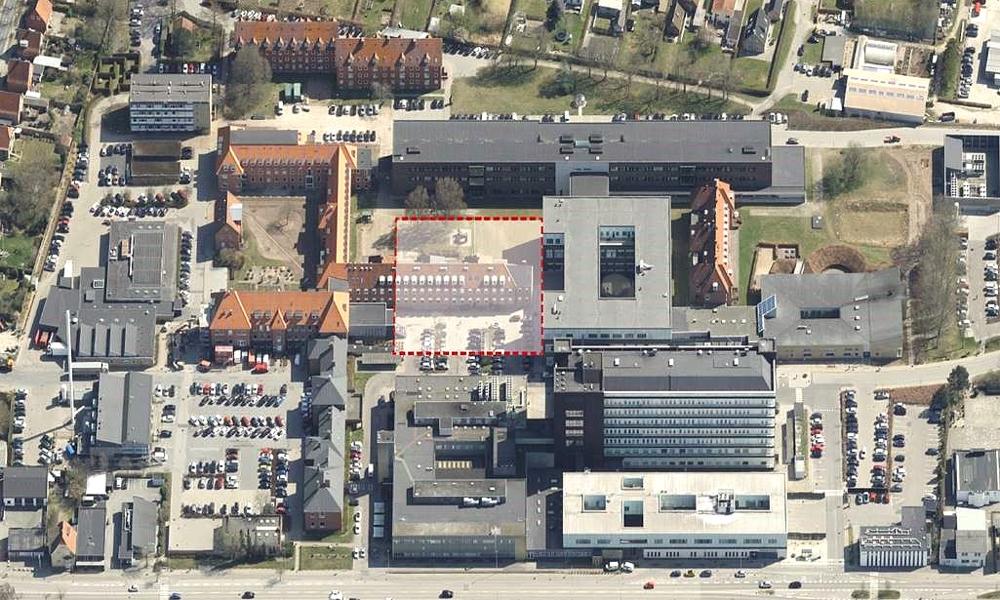 Den ny Behandlingsbygning på hospitalsområdet i Hjørring skal opføres på grunden, hvor den gamle børneafdeling var placeret. Den blev revet ned i 2023. Den ny Behandlingsbygning på hospitalsområdet i Hjørring skal opføres på grunden, hvor den gamle børneafdeling var placeret. Den blev revet ned i 2023.