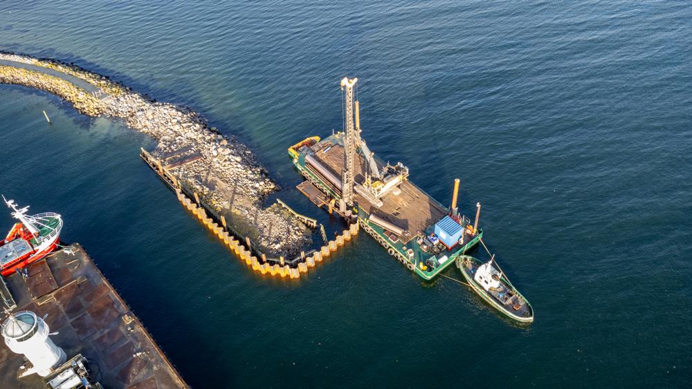 Store sten i havbunden gjorde det umuligt at følge den planlagte spunslinje, som derfor måtte ændres. Store sten i havbunden gjorde det umuligt at følge den planlagte spunslinje, som derfor måtte ændres.