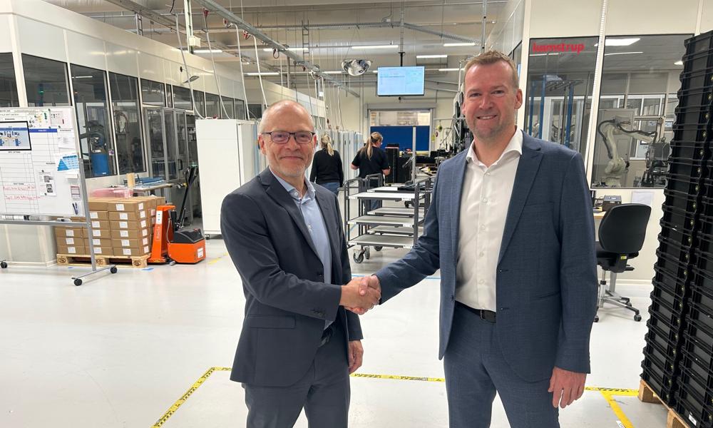 Carsten Kusk (tv.), supply chain-chef hos Kamstrup, giver hånd på aftalen med administrerende direktør for ETK Troels Hornsved. Carsten Kusk (tv.), supply chain-chef hos Kamstrup, giver hånd på aftalen med administrerende direktør for ETK Troels Hornsved.