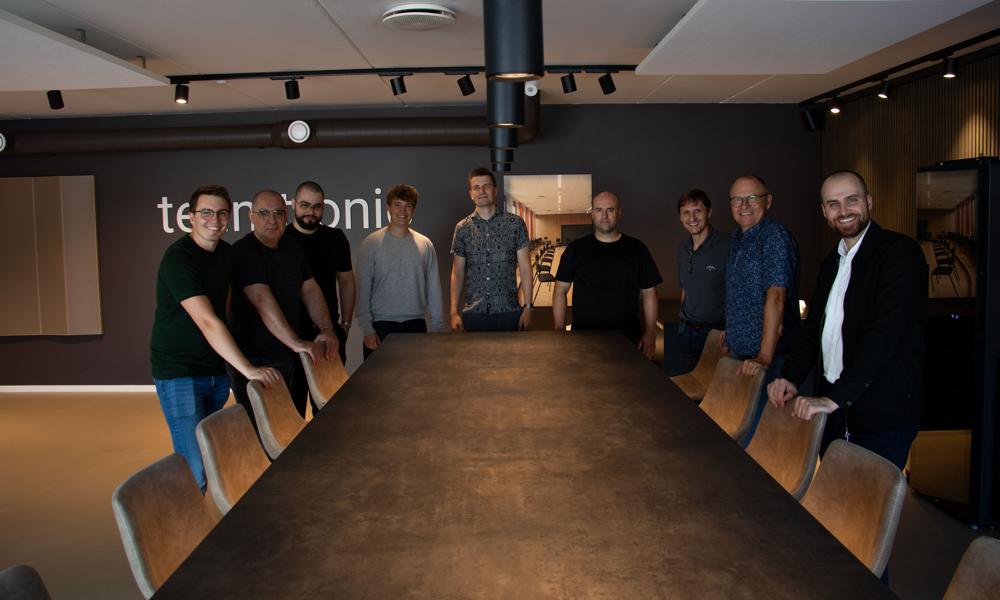 Fra venstre ses Klaus Rise Jensen (Teamtronic), Vladimir Levarsky (OMS), Daniel Levarsky (OMS), Simon Foss (Teamtronic), Karsten Nellemose Svehage (Teamtronic), Mario Masar (OMS), Roman Krška (OMS), PoulNellemose (Teamtronic) og Mathias Joachim Larsen (Teamtronic) Fra venstre ses Klaus Rise Jensen (Teamtronic), Vladimir Levarsky (OMS), Daniel Levarsky (OMS), Simon Foss (Teamtronic), Karsten Nellemose Svehage (Teamtronic), Mario Masar (OMS), Roman Krška (OMS), PoulNellemose (Teamtronic) og Mathias Joachim Larsen (Teamtronic)