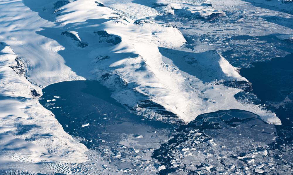 Luftfotos fra Grønland Droner kan styrke overvågningen af Grønland, der er verdens største ø. Arealet er på 2.175.600 kvadratkilometer og større end Frankrig, Tyskland, Spanien, Storbritannien, Italien, Grækenland, Schweiz og Belgien tilsammen. Luftfotos fra Grønland Droner kan styrke overvågningen af Grønland, der er verdens største ø. Arealet er på 2.175.600 kvadratkilometer og større end Frankrig, Tyskland, Spanien, Storbritannien, Italien, Grækenland, Schweiz og Belgien tilsammen.