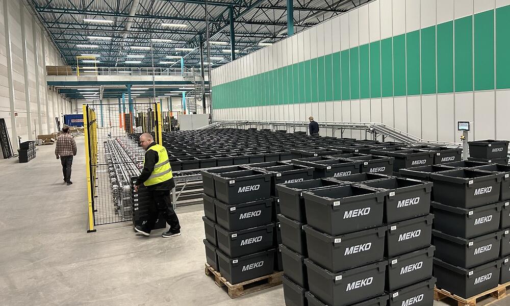 AutoStore-system fra Element Logic har 110.000 kasser, 60 R5-roboter og 34 porter. Transaksjonskapasiteten er opptil 660 kassepresentasjoner per time. AutoStore-system fra Element Logic har 110.000 kasser, 60 R5-roboter og 34 porter. Transaksjonskapasiteten er opptil 660 kassepresentasjoner per time.