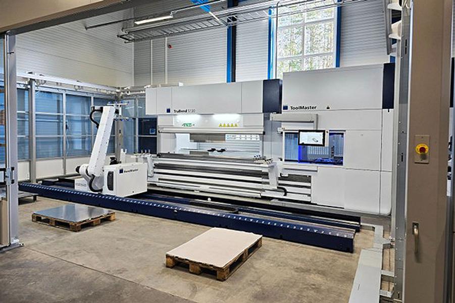 TruBend Cell 5130 med ToolMaster er en fullautomatisert knekkecelle med robot fra Trumpf. Den er utviklet for høy presisjon og effektivitet og er utstyrt med automatisk verktøyveksling. TruBend Cell 5130 med ToolMaster er en fullautomatisert knekkecelle med robot fra Trumpf. Den er utviklet for høy presisjon og effektivitet og er utstyrt med automatisk verktøyveksling.