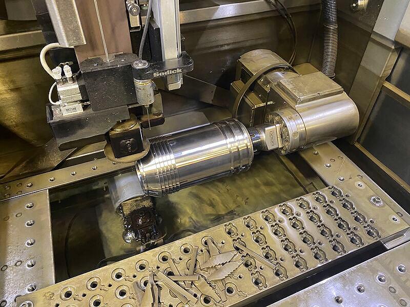 Dynatec SMV har investert i Sodick ALC 600G 8-Axis Wire EDM, elektrisk utladningsmaskinering (EDM). Med Esprit-programvare for programmering, rotasjonsbordet ITS-MA2-100, og tillegget av Renishaw for økt nøyaktighet og måling, er denne maskinen utstyrt for å håndtere selv de mest intrikate jobber med letthet. Dynatec SMV har investert i Sodick ALC 600G 8-Axis Wire EDM, elektrisk utladningsmaskinering (EDM). Med Esprit-programvare for programmering, rotasjonsbordet ITS-MA2-100, og tillegget av Renishaw for økt nøyaktighet og måling, er denne maskinen utstyrt for å håndtere selv de mest intrikate jobber med letthet.
