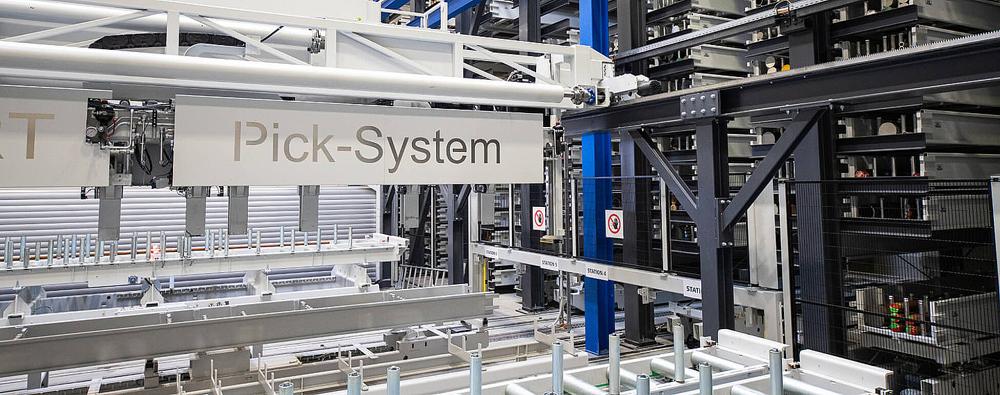 PICK-systemet er «pick & place»-grensesnittet mellom det automatiske lagringssystemet og den automatiske sagen. Den plukker stengene og rørene fra kassettene og plasserer dem på sagene PICK-systemet er «pick & place»-grensesnittet mellom det automatiske lagringssystemet og den automatiske sagen. Den plukker stengene og rørene fra kassettene og plasserer dem på sagene