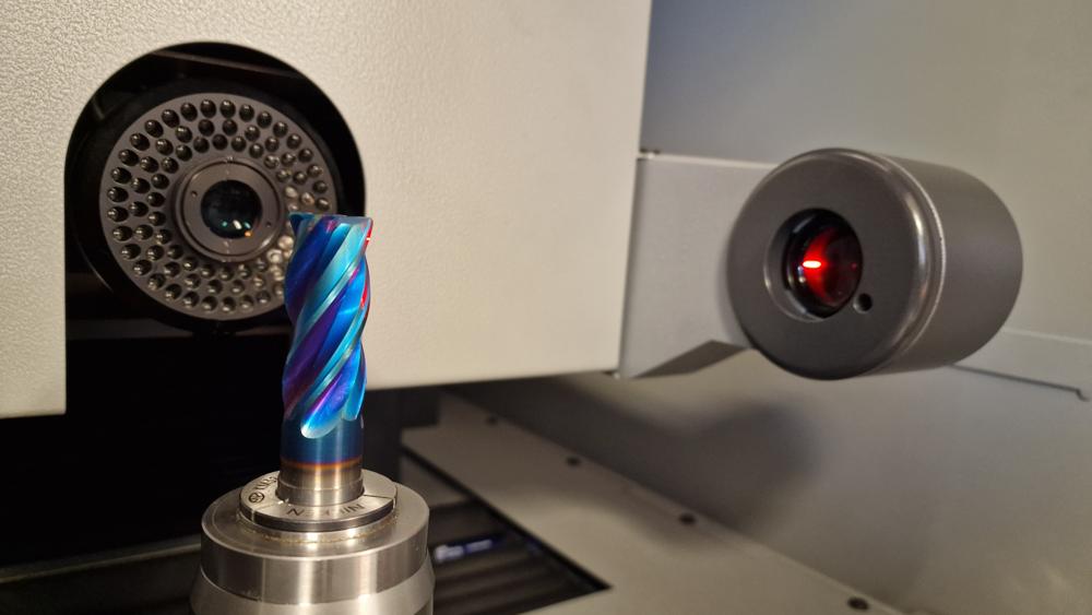 Det blå belegger er unikt for Aarbakke Edge. Alle verktøy gjennomgår omfattende kvalitetskontroll, lasermerkes og alle måledate dokumenteres og følger verktøyet til og fra kunde. Det blå belegger er unikt for Aarbakke Edge. Alle verktøy gjennomgår omfattende kvalitetskontroll, lasermerkes og alle måledate dokumenteres og følger verktøyet til og fra kunde.