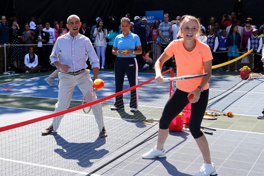 Tilbage i april 2015 gæstede den tidligere danske tennisstjerne og tidligere verdensetter, Caroline Wozniacki, den daværende præsident Barack Obama til hans Easter Egg Roll-tennisarrangement, der var en årlig tradition under hans præsidentembede. Tilbage i april 2015 gæstede den tidligere danske tennisstjerne og tidligere verdensetter, Caroline Wozniacki, den daværende præsident Barack Obama til hans Easter Egg Roll-tennisarrangement, der var en årlig tradition under hans præsidentembede.