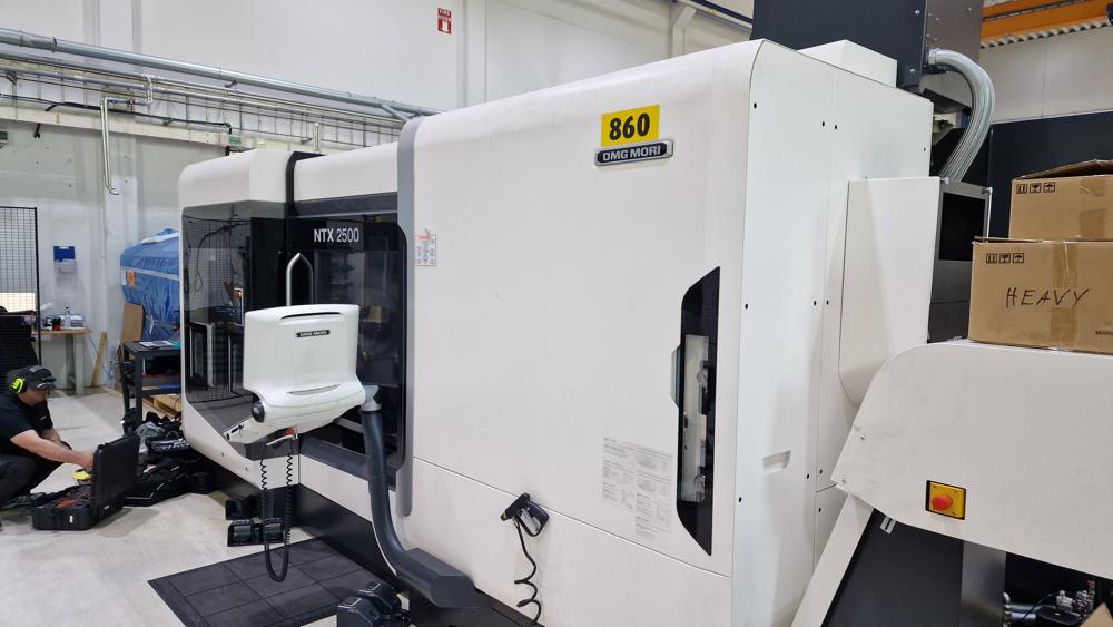 En ny DMG MORI NTX 2500 er under installasjon. Det er så vidt plass til den verkstedet i Sandnes. En ny DMG MORI NTX 2500 er under installasjon. Det er så vidt plass til den verkstedet i Sandnes.